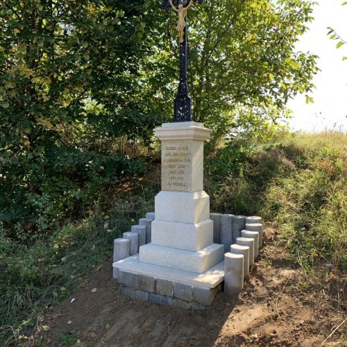 Tombstones, field crosses, sacral elements